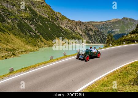 Ein Oldtimer Riley 12/4 Special Sport 2 Sitzplätze beim Arlberg Classic Car Rally am Silvretta Hochalpenstraße vorbei. Stockfoto