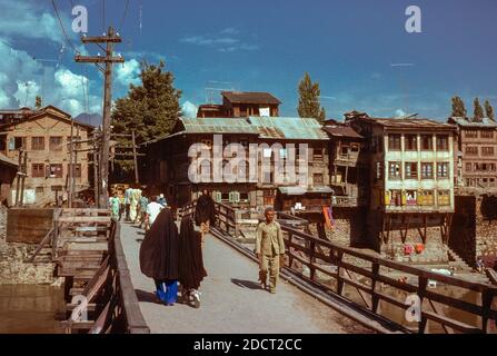 Brücke über den Fluss Jhelum in Srinagar, Kaschmir, Indien Stockfoto