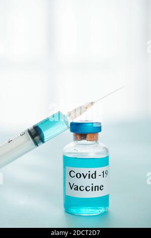 Covid-19-Impfstoff und Spritze Stockfoto