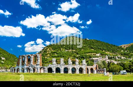 Gubbio mit römischem Theater in Umbrien, Italien Stockfoto