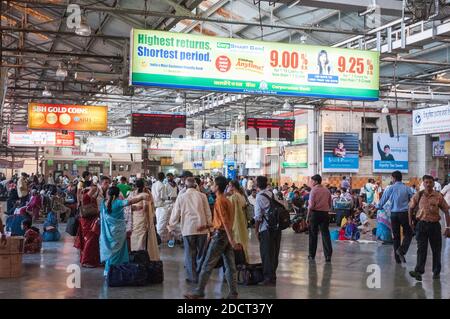 Zugpassagiere drängen die Hauptkonkurie von Chhatrapati Shivaji Terminus (dem ehemaligen Victoria Terminus), einem Weltkulturerbe, das 2008 in den Terroranschlag verwickelt wurde. Mumbai, Maharashtra, Indien Stockfoto