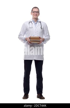 Lächelnder Arzt mit einem Stapel von Büchern . isoliert auf einem weißen Stockfoto