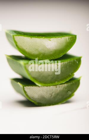 Nahaufnahme der aufgeschnittenen Aloe Vera Blätter gestapelt Weiße Oberfläche Stockfoto