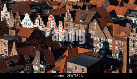 23. November 2020, Niedersachsen, Lüneburg: Die historischen Gebäude in der Lüneburger Innenstadt sind von der Sonne beleuchtet. Foto: Philipp Schulze/dpa Stockfoto