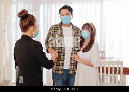 Treffen mit Immobilienmakler Stockfoto