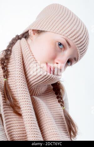 Schönes Mädchen mit blauen Augen und Weidengeflecht in einem Strickmütze und Schal Stockfoto