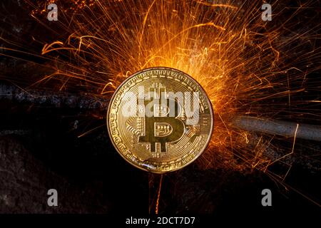 Köln, Deutschland. November 2020. Der Preis der Kryptowährung Bitcoin nähert sich einem Rekordhoch. Der Kurs der digitalen Spekulationswährung stieg an der Bitcoin-Börse Bitstamp am Freitag auf zeitweise 18,760 US-Dollar. Der Payment Service Provider PayPal hat auch angekündigt, dass es Bitcoin als Zahlungsart für Transaktionen in Zukunft ermöglichen wird. (Themenbild, Symbolbild) 11/19/2020 Quelle: dpa/Alamy Live News Stockfoto