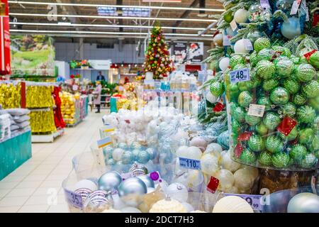 Moskau. Russland. 22. November 2020: Bunte Weihnachtskugeln werden im Kaufhaus verkauft. Silvester Verkauf von Baumschmuck und Weihnachten Stockfoto