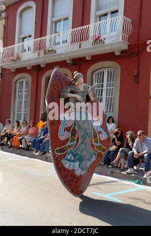 Elegante Tänzer Parade durch die Straßen von Palafrugell in der Costa Brava Region Spaniens während der Juni Fiesta 2007 Stockfoto