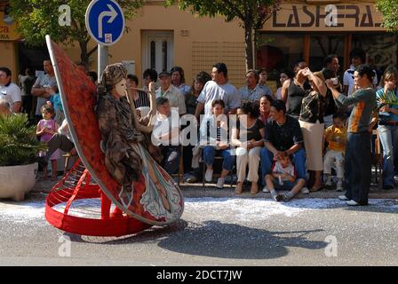 Elegante Tänzer Parade durch die Straßen von Palafrugell in der Costa Brava Region Spaniens während der Juni Fiesta 2007 Stockfoto