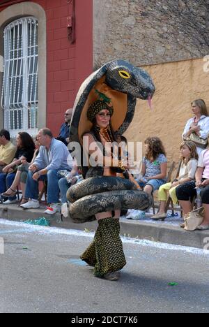 Elegante Tänzer Parade durch die Straßen von Palafrugell in der Costa Brava Region Spaniens während der Juni Fiesta 2007 Stockfoto