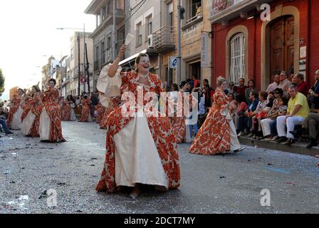 Elegante Tänzer Parade durch die Straßen von Palafrugell in der Costa Brava Region Spaniens während der Juni Fiesta 2007 Stockfoto