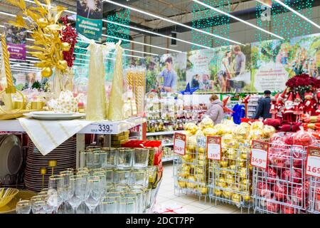 Moskau. Russland. 22. November 2020: Das Kaufhaus verkauft eine Vielzahl von Neujahrsdekor. Kerzen, Geschirr, Besteck. Silvester Verkauf von Baum Stockfoto