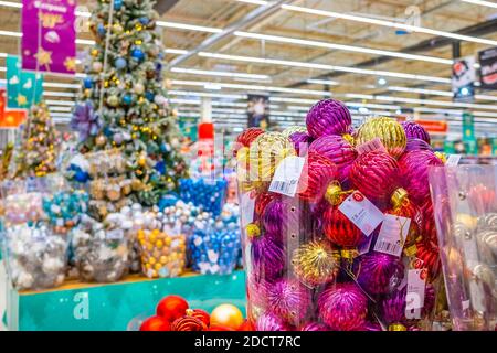 Moskau. Russland. 22. November 2020: Bunte Weihnachtskugeln werden im Kaufhaus verkauft. Silvester Verkauf von Baumschmuck und Weihnachten Stockfoto