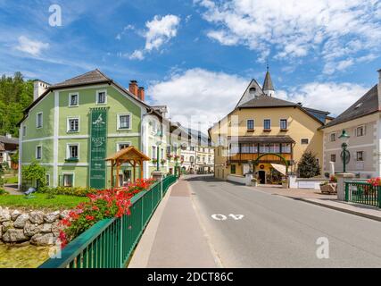 Blick auf bunte Gebäude und Hauptstraße in Bad Aussie, Steiermark, Österreich, Europa Stockfoto