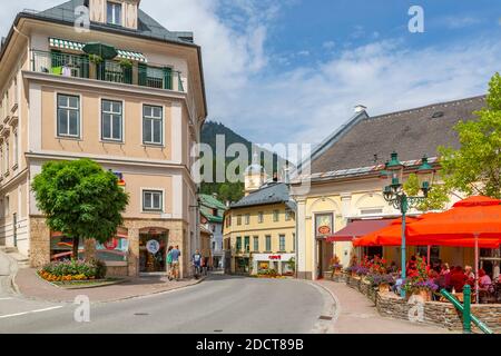 Blick auf bunte Gebäude und Hauptstraße in Bad Aussie, Steiermark, Österreich, Europa Stockfoto