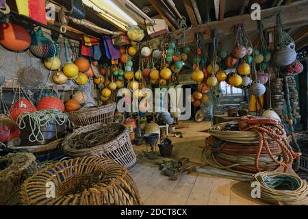 Der Keller unter den Künstlerstudios, wo Fischer Netze am Porthmeor Beach in St. Ives, Cornwall, Großbritannien, reparieren. Stockfoto