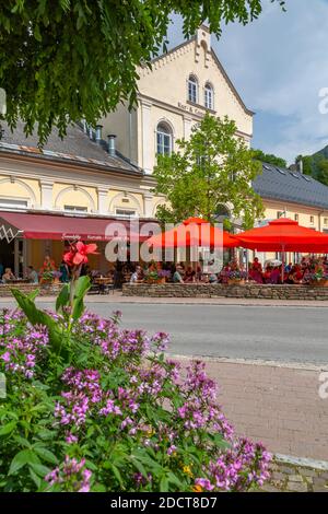 Blick auf bunte Gebäude und Hauptstraße in Bad Aussie, Steiermark, Österreich, Europa Stockfoto