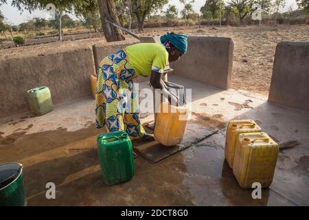 Wasser sammeln, Burkina Faso, Afrika Stockfoto