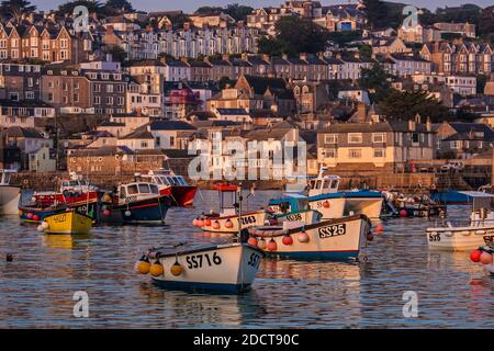 England / Cornwall / St. Ives / Hochwasser im Hafen von St. Ives, Cornwall. St. Ives Hafen an einem sonnigen Morgen Sommertag. Stockfoto