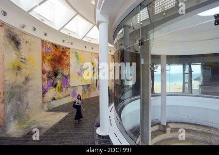 Besucher der Tate St Ives in Cornwall, England Stockfoto