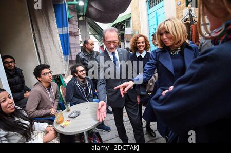 Die französische First Lady Brigitte Macron (R) spricht mit Jugendlichen während ihrer Tournee mit dem ehemaligen Pariser Bürgermeister Bertrand Delanoe (C) in der Medina (Altstadt) der tunesischen Hauptstadt Tunis am 1. Februar 2018 während Macrons erstem Staatsbesuch im nordafrikanischen Land Foto von Eric Feferberg/Pool/ABACAPRESS.COM Stockfoto