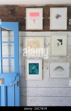England / Cornwall / Blaue Tür und Kunstwerke im Strandhaus St. Ives Stockfoto