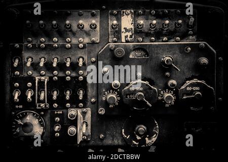 Interieur des altmodischen Flugzeug-Segelflugzeug Armaturenbrett des Zweiten Weltkriegs Ära militärischen Transport in schwarz und weiß. Stockfoto