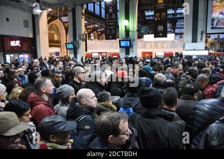 Das Bild zeigt die Menge am Bahnhof Gare de Lyon in Paris, Frankreich, am 3. April 2018. Die französischen Eisenbahner der SNCF-Gesellschaft starteten am Dienstag drei Monate rollende Streiks, die Teil einer Welle von Arbeitskampfmaßnahmen sind, die die Entschlossenheit von Präsident Emmanuel Macron, Frankreich mit umfassenden Reformen neu zu gestalten, auf die Probe stellen wird. Der Streik wird zu Chaos für die 4.5 Millionen französischen Zugpassagiere führen, wobei zwei von fünf Tagen bis Juni 28 Stops geplant sind, es sei denn, Macron lässt sein Angebot fallen, eine Generalüberholung beim staatlichen Eisenbahnunternehmen SNCF zu erzwingen. Foto von Alain Apaydin/ABACAPRESS.COM Stockfoto