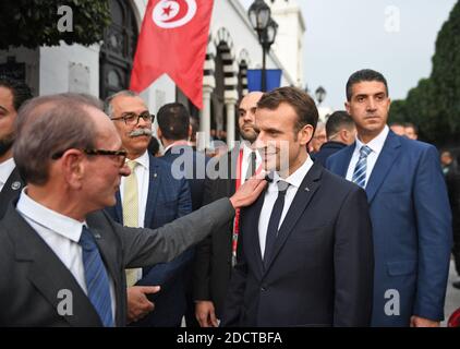 Der ehemalige Pariser Bürgermeister Bertrand Delanoe (L) klopfte dem französischen Präsidenten Emmanuel Macron (C-R) auf die Schulter, als sie am 1. Februar 2018 während Macrons erstem Besuch in dem nordafrikanischen Land vor dem Hauptquartier des Finanzministeriums in der tunesischen Hauptstadt Tunis stehen. Foto von Eric Feferberg/Pool/ABACAPRESS.COM Stockfoto