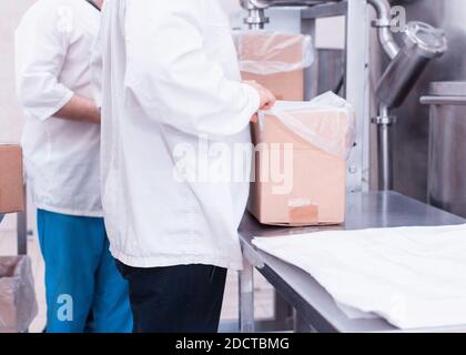 Mitarbeiter des Unternehmens prüfen Produkte auf Qualitätskontrolle in Produktion, Industrie, Technologie Stockfoto