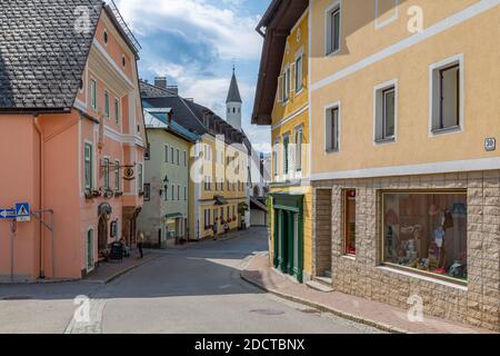 Blick auf die bunten Häuser und die Kirche in einem schlechten Aussie, Steiermark, Österreich, Europa Stockfoto