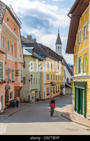 Blick auf die bunten Häuser und die Kirche in einem schlechten Aussie, Steiermark, Österreich, Europa Stockfoto