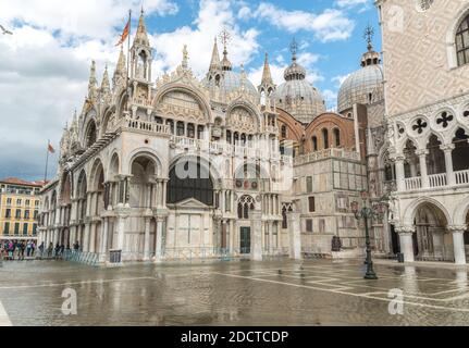 Acqua alta (Hochwasser) die außergewöhnlichen Gezeitenspitzen auf dem Markusplatz, Venedig, Venedig, Italien Stockfoto