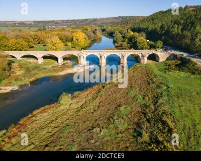 Luftaufnahme der Brücke des 19. Jahrhunderts über den Fluss Yantra, bekannt als die Kolyu-Ficheto-Brücke in Byala, Ruse Region, Bulgarien Stockfoto