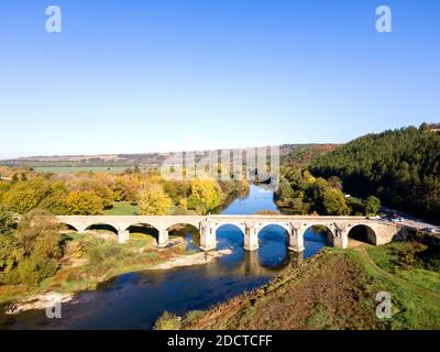 Luftaufnahme der Brücke des 19. Jahrhunderts über den Fluss Yantra, bekannt als die Kolyu-Ficheto-Brücke in Byala, Ruse Region, Bulgarien Stockfoto