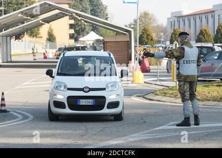 Mailand, Italien. November 2020. Solbiate Olona VA, Italien Caserma NATO Ugo Mara in Betrieb die Durchfahrt für Bürger im Hauptquartier der NATO Rapid Reaction Command eingerichtet, um mit dem Coronavirus COVID-19 Notfall auf dem Foto zu behandeln: Kredit: Independent Photo Agency/Alamy Live News Stockfoto