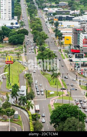 Campo Grande - MS, Brasilien - 12. november 2020: Luftaufnahme der Avenue Afonso Pena. Stockfoto