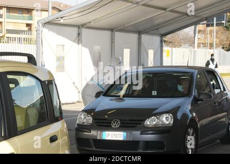 Mailand, Italien. November 2020. Solbiate Olona VA, Italien Caserma NATO Ugo Mara in Betrieb die Durchfahrt für Bürger im Hauptquartier der NATO Rapid Reaction Command eingerichtet, um mit dem Coronavirus COVID-19 Notfall auf dem Foto zu behandeln: Kredit: Independent Photo Agency/Alamy Live News Stockfoto