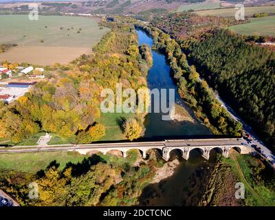 Luftaufnahme der Brücke des 19. Jahrhunderts über den Fluss Yantra, bekannt als die Kolyu-Ficheto-Brücke in Byala, Ruse Region, Bulgarien Stockfoto