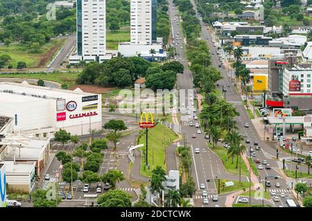 Campo Grande - MS, Brasilien - 12. november 2020: Luftaufnahme der Avenue Afonso Pena vor dem Einkaufszentrum Campo Grande. Stockfoto