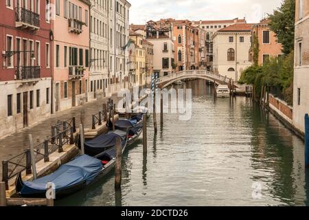 Gasse mit historischen Gebäuden in Venedig, Italien. Stockfoto