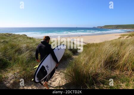 GROSSBRITANNIEN/Cornwall/Surfer am Sennen Beach, Cornwall. Stockfoto