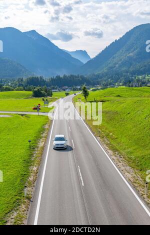 Blick auf die Straße in die Berge und Bad Aussie, Steiermark, Österreich, Europa Stockfoto