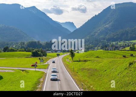 Blick auf die Straße in die Berge und Bad Aussie, Steiermark, Österreich, Europa Stockfoto