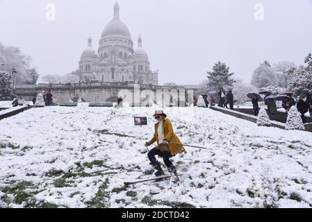 Pariser Skifahren vor der Basilika Sacre Coeur am Dienstag, den 6. Februar 2018 in Paris, Frankreich. Schnee fegte über Nordfrankreich und verursachte Verkehrschaos in Paris während der ersten realen Dosis des winterlichen Wetters in dieser Saison in der französischen Hauptstadt. Der Wetterdienst Meteo France hat die Region Paris auf Schnee und Eis auf den Straßen aufmerksam gemacht, von 27 Abteilungen wird erwartet, dass sie im ganzen Land bis Mittwoch Mittag in Alarmbereitschaft sein wird. Foto von Alain Apaydin/ABACAPRESS.COM Stockfoto