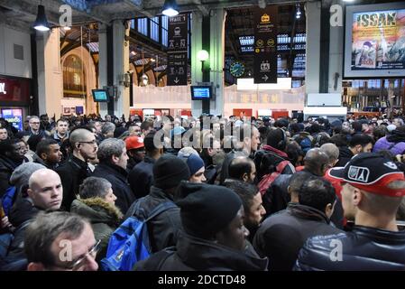 Das Bild zeigt die Menge am Bahnhof Gare de Lyon in Paris, Frankreich, am 3. April 2018. Die französischen Eisenbahner der SNCF-Gesellschaft starteten am Dienstag drei Monate rollende Streiks, die Teil einer Welle von Arbeitskampfmaßnahmen sind, die die Entschlossenheit von Präsident Emmanuel Macron, Frankreich mit umfassenden Reformen neu zu gestalten, auf die Probe stellen wird. Der Streik wird zu Chaos für die 4.5 Millionen französischen Zugpassagiere führen, wobei zwei von fünf Tagen bis Juni 28 Stops geplant sind, es sei denn, Macron lässt sein Angebot fallen, eine Generalüberholung beim staatlichen Eisenbahnunternehmen SNCF zu erzwingen. Foto von Alain Apaydin/ABACAPRESS.COM Stockfoto