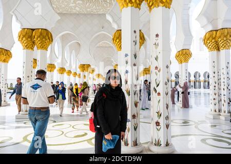 Viele Touristen besuchen die große Moschee aus Marmorstein, auch Scheich Zayed große Moschee in Abu Dhabi, Vereinigte Arabische Emirate genannt. Stockfoto