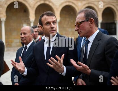 Der französische Präsident Emmanuel Macron (C) spricht mit dem ehemaligen Pariser Bürgermeister Bertrand Delanoe (R), der am 1. Februar 2018 im Innenhof der Zitouna-Moschee in der Medina (Altstadt) der tunesischen Hauptstadt Tunis steht. Macrons erster Staatsbesuch im nordafrikanischen Land Foto von Eric Feferberg/Pool/ABACAPRESS.COM Stockfoto