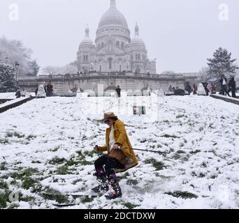 Pariser Skifahren vor der Basilika Sacre Coeur am Dienstag, den 6. Februar 2018 in Paris, Frankreich. Schnee fegte über Nordfrankreich und verursachte Verkehrschaos in Paris während der ersten realen Dosis des winterlichen Wetters in dieser Saison in der französischen Hauptstadt. Der Wetterdienst Meteo France hat die Region Paris auf Schnee und Eis auf den Straßen aufmerksam gemacht, von 27 Abteilungen wird erwartet, dass sie im ganzen Land bis Mittwoch Mittag in Alarmbereitschaft sein wird. Foto von Alain Apaydin/ABACAPRESS.COM Stockfoto